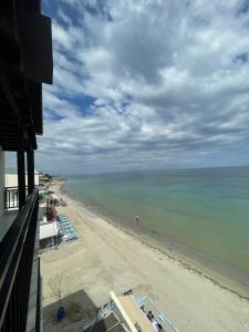 uma vista para a praia a partir de uma varanda em Nepheli em Paralia Katerinis