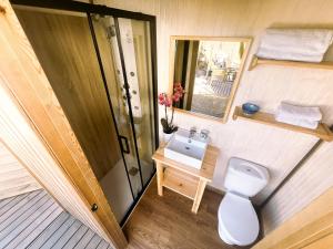 uma pequena casa de banho com WC e lavatório em TAIGA Almeria Playa em Palomares