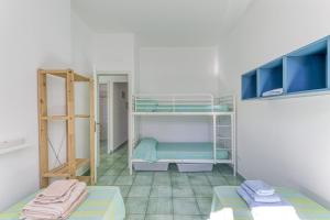 een kamer met 2 stapelbedden en een ladder bij Il Carrubo Martella in Gagliano del Capo