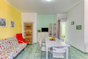 een woonkamer met een bank en een tafel bij Il Carrubo Martella in Gagliano del Capo