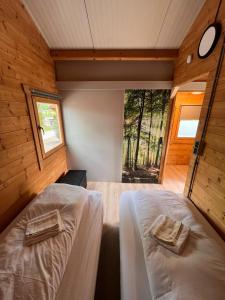 a room with a bed and a window at Herberg de Bos in Swalmen