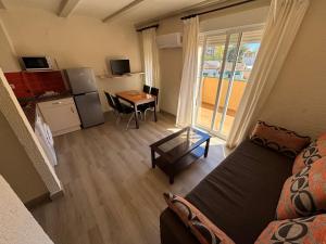 un salon avec un canapé et une table dans l'établissement Retiro Park II - Serviden, à Dénia