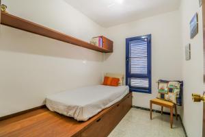 ein kleines Schlafzimmer mit einem Bett und einem Fenster in der Unterkunft Casa El Nieto 3BR Sea View in Puerto de las Nieves