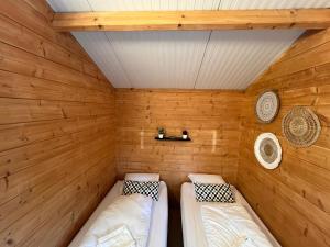 a room with two beds in a wooden room at Herberg de Bos in Swalmen