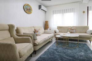 Sala de estar con 2 sofás y mesa en Prishtina Guests' en Pristina