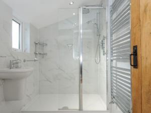 een badkamer met een douche en een wastafel bij Larksworthy Cottage in North Tawton