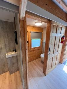 a bathroom with a toilet and a window at Herberg de Bos in Swalmen