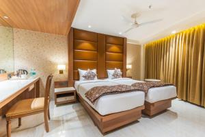 1 dormitorio con 1 cama grande y lavamanos en Hotel Supreme Comforts - International Airport, en Bombay