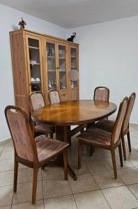 une table en bois avec des chaises et une salle à manger dans l'établissement La Glorie/ The Glory/ La Gloria, à Pully