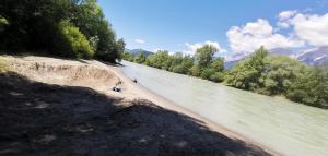 uma pessoa de pé na margem de um rio em NICEprice 24h em Oberhofen im Inntal
