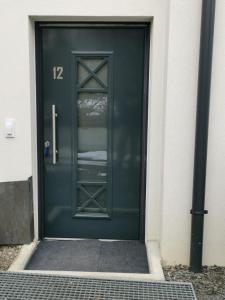 Una puerta verde con el número. en NICEprice 24h, en Oberhofen im Inntal