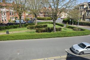 un coche plateado estacionado al lado de una calle en Mont Millais, en Bridlington