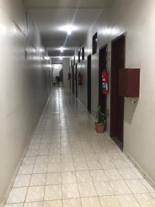 an empty hallway in a building with at Hotel Canal Hum Pistão in Brasilia