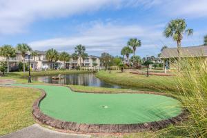 un campo de golf con estanque y pelota de golf en Gulf Highlands-Flip Flop Inn, en Panama City Beach