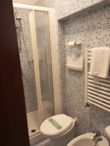y baño con ducha, aseo y lavamanos. en Hotel Henry, en Venecia