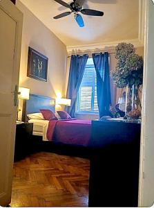 1 dormitorio con 1 cama, ventilador de techo y ventana en Large Three Bedroom, Center of Old Town, en Dubrovnik
