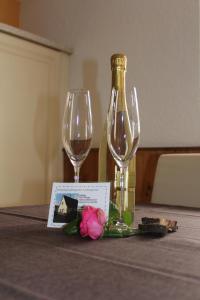 einen Tisch mit zwei Gläsern und einer Flasche Wein in der Unterkunft Ferienhaus Wingarda in Weingarten