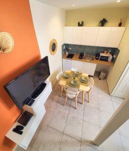an overhead view of a small kitchen with a table and a kitchen at Studio Mezzanine neuf, Monaco à pied, Clim - WIFI in Beausoleil