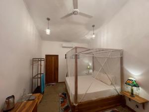 Amba Kola Udawalawa في اوداوالاوي: غرفة نوم بسرير مع ناموسية