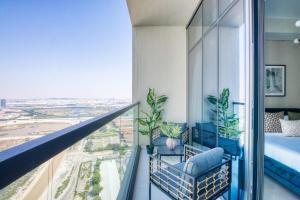 Cette chambre dispose d'un balcon avec un lit et des plantes. dans l'établissement GuestReady - Contemporary studio in Business Bay, à Dubaï