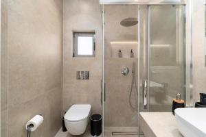 W łazience znajduje się prysznic, toaleta i umywalka. w obiekcie Alkis Luxury By Greece Apartments w Atenach