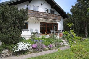 Schäftlarnにある90m² Top Holiday Home Upper Bavaria + Munich Southの椅子と花の家 +26枚の写真