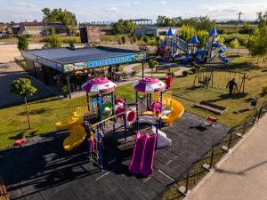 - une vue aérienne sur une aire de jeux dans un parc dans l'établissement Kompleks Milosevic, à Bijeljina