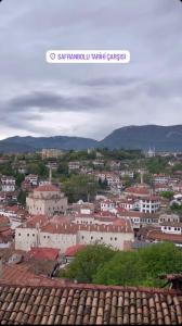uma vista para uma cidade com edifícios e montanhas em SEMRA HANIM KONAĞI em Saframbolu