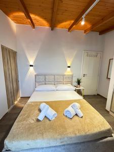 - une chambre avec un lit et 2 serviettes dans l'établissement Anel Suites, à Vlorë