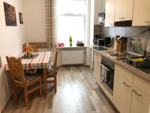 eine Küche mit einem Tisch und einem Esszimmer in der Unterkunft Abelia Ferienwohnung GröF in Helmstedt