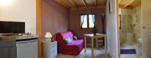 ヴナスクにあるEscapades en Ventouxのバスルーム(赤い椅子、シャワー付)