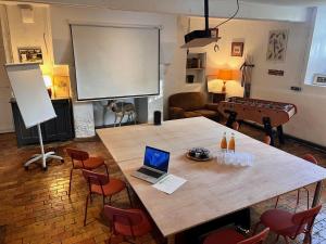 einen Tisch mit Laptop auf einem Zimmer in der Unterkunft Château de Moulins in Moulins-le-Carbonnel