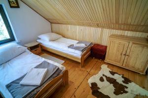 a small room with two beds in a cabin at Apartament Kaszubski in Ostrzyce