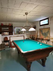 a pool table in a living room with a pool table at Chambres à la campagne chez l'habitant in Boissy-sans-Avoir