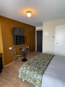 勒阿弗爾的住宿－Smart Appart Le Havre 105，一间卧室配有一张床、一张桌子和一台电视。