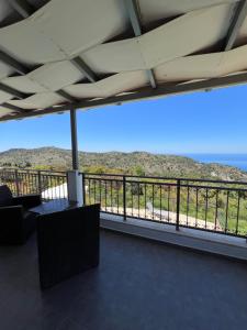 a balcony with a view of the ocean at Alseides Villas in Chort&aacute;ta