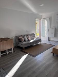 een woonkamer met een bank en een tafel bij Apartamento cerca aeropuerto in Pontevedra