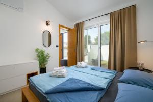 Postel nebo postele na pokoji v ubytování Villa Sunset + 37 fotografií