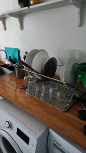 un tendedero en la encimera de la cocina con platos en The Catch en Køge