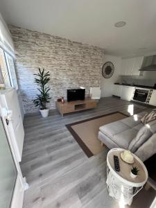 uma sala de estar com um sofá e uma mesa em Apartamento cerca aeropuerto em Pontevedra