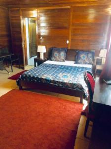 1 dormitorio con cama y alfombra roja en Kribi Trip Experience en Kribi