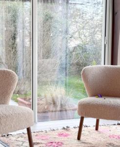dos sillas sentadas frente a una ventana en Agriturismo "Le Cannelle" spa & day wellness, en Fossombrone