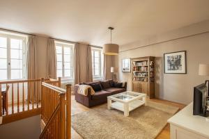 sala de estar con sofá y mesa en Maison De Charme En Bourgogne en Saint-Gengoux-le-National