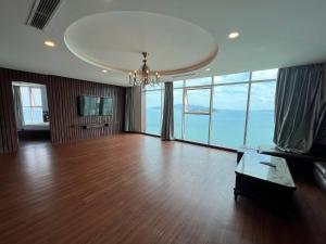 uma ampla sala de estar com um sofá e um lustre em BELIEVER APARTMENT em Nha Trang