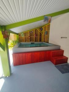 einem Pool in der Mitte eines Zimmers in der Unterkunft Gîte avec piscine jacuzzi espace bien-être partagés entre Bordeaux et Lacanau océan in Brach