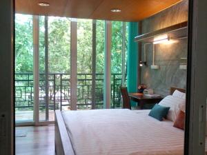 En eller flere senge i et værelse på Loei Huen Hao Hug Home&Resort