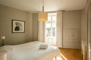 1 dormitorio con cama y ventana en Maison De Charme En Bourgogne en Saint-Gengoux-le-National