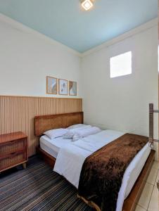 Tempat tidur dalam kamar di Homestay Lingga Yoni DIENG