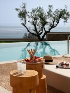 una mesa con un tazón de comida y vasos de agua en Foneas Bay Villa, en Proástion