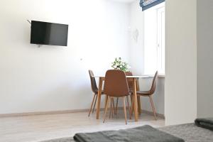 ein Esszimmer mit einem Tisch und Stühlen in der Unterkunft Villa Apartments Giruliai XIX - Prime Rentals in Klaipėda